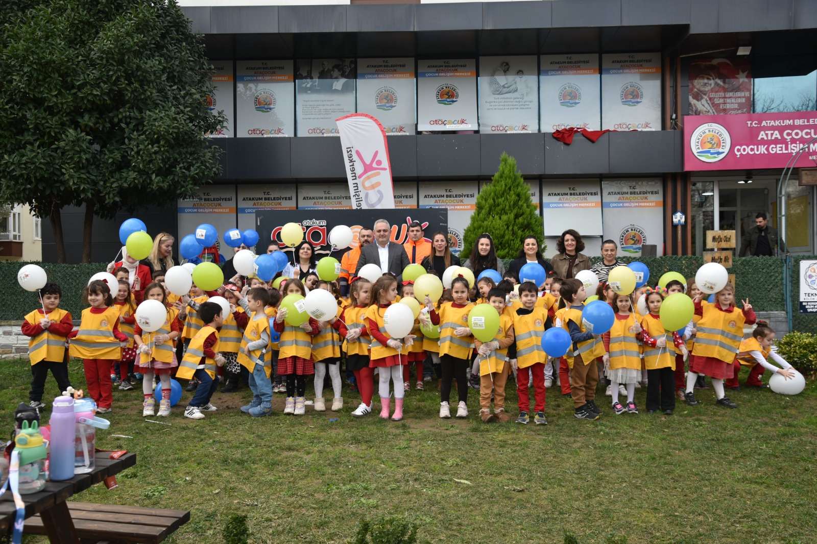 Atakum Belediyesi Ataçocuklu Miniklerle Çevre Temizliği Yaptı