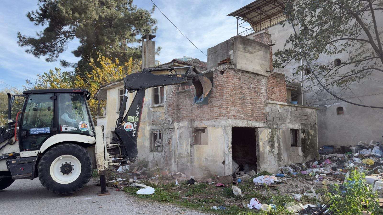 Atakum Belediyesi, metruk yapıları yıkıyor