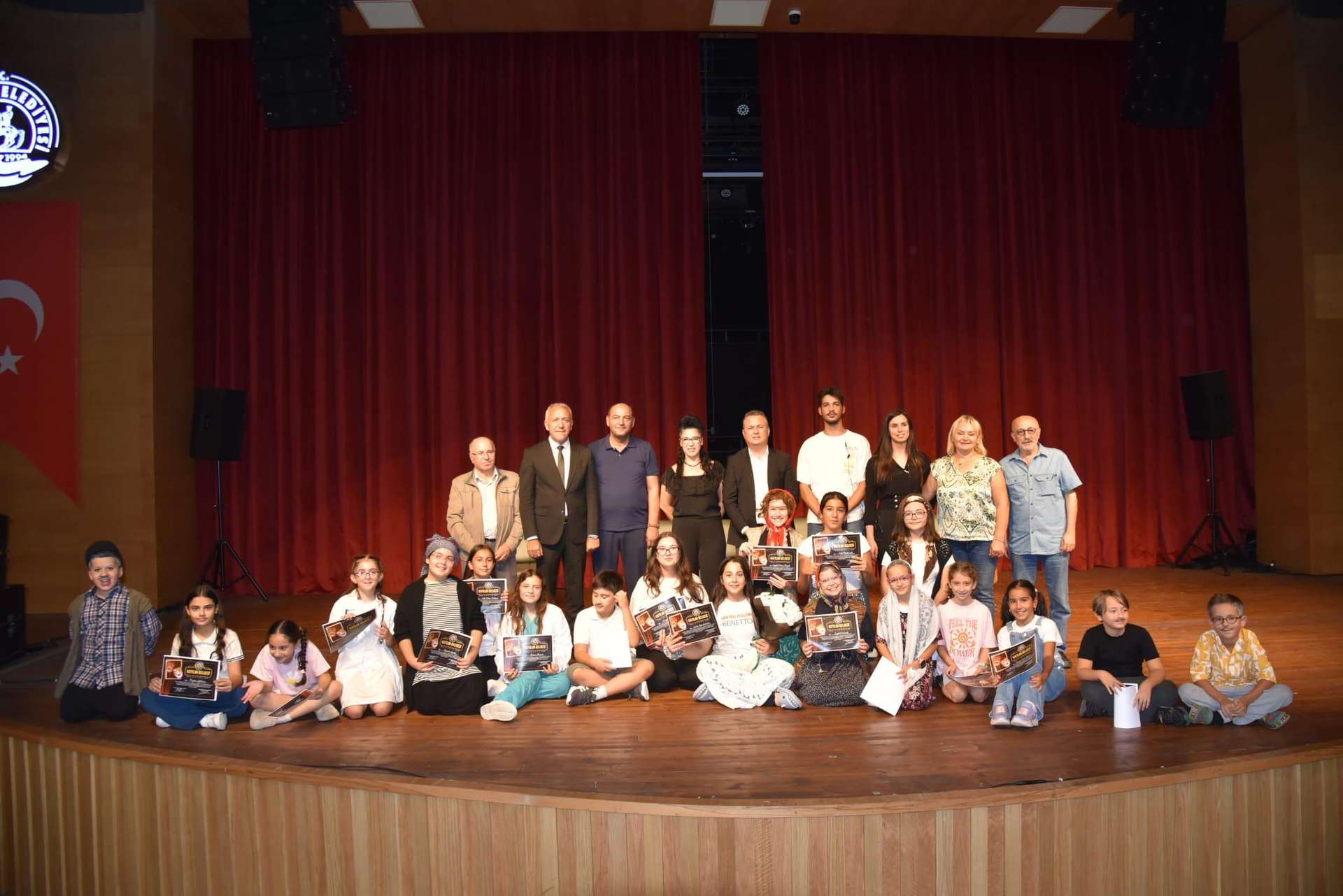 Geleceğin tiyatro yıldızları seyirciyle buluştu