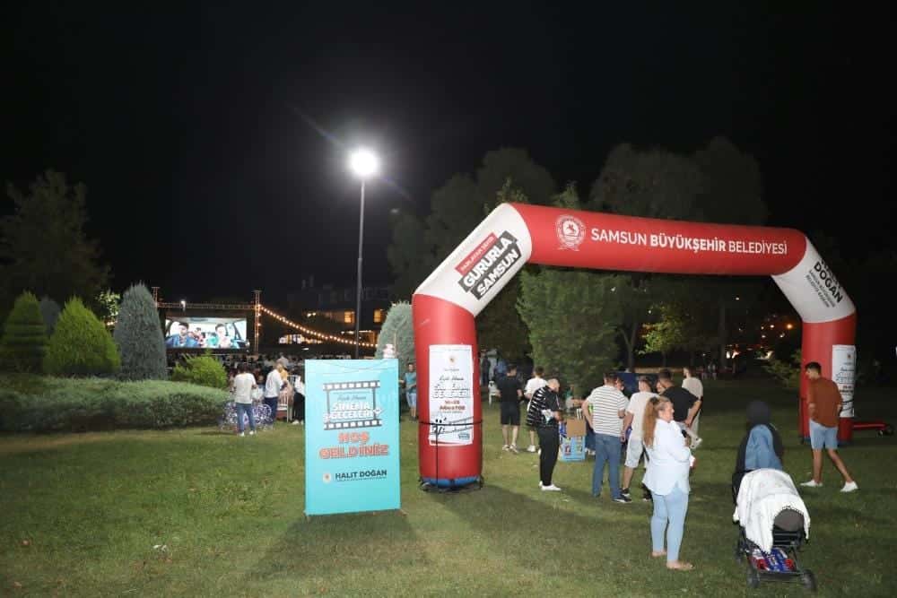 Açık hava sinemasına yoğun ilgi sürüyor!