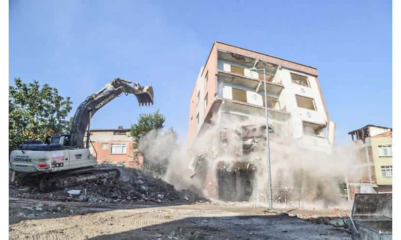 Depreme dayanıksız binalar yıkılıyor!