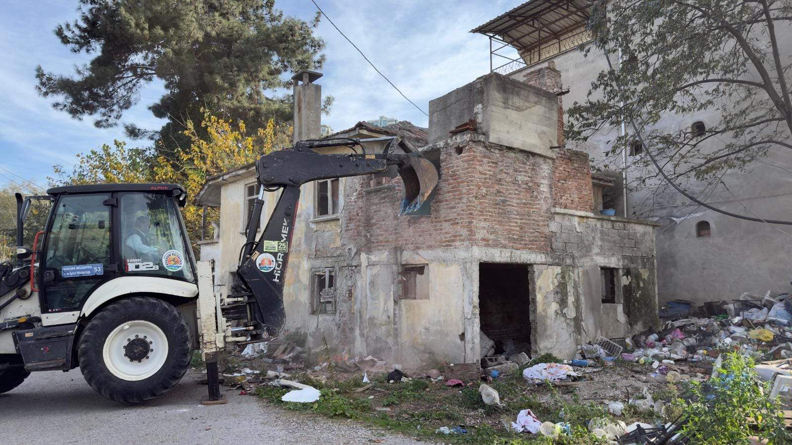 Atakum Belediyesi, metruk yapıları yıkıyor