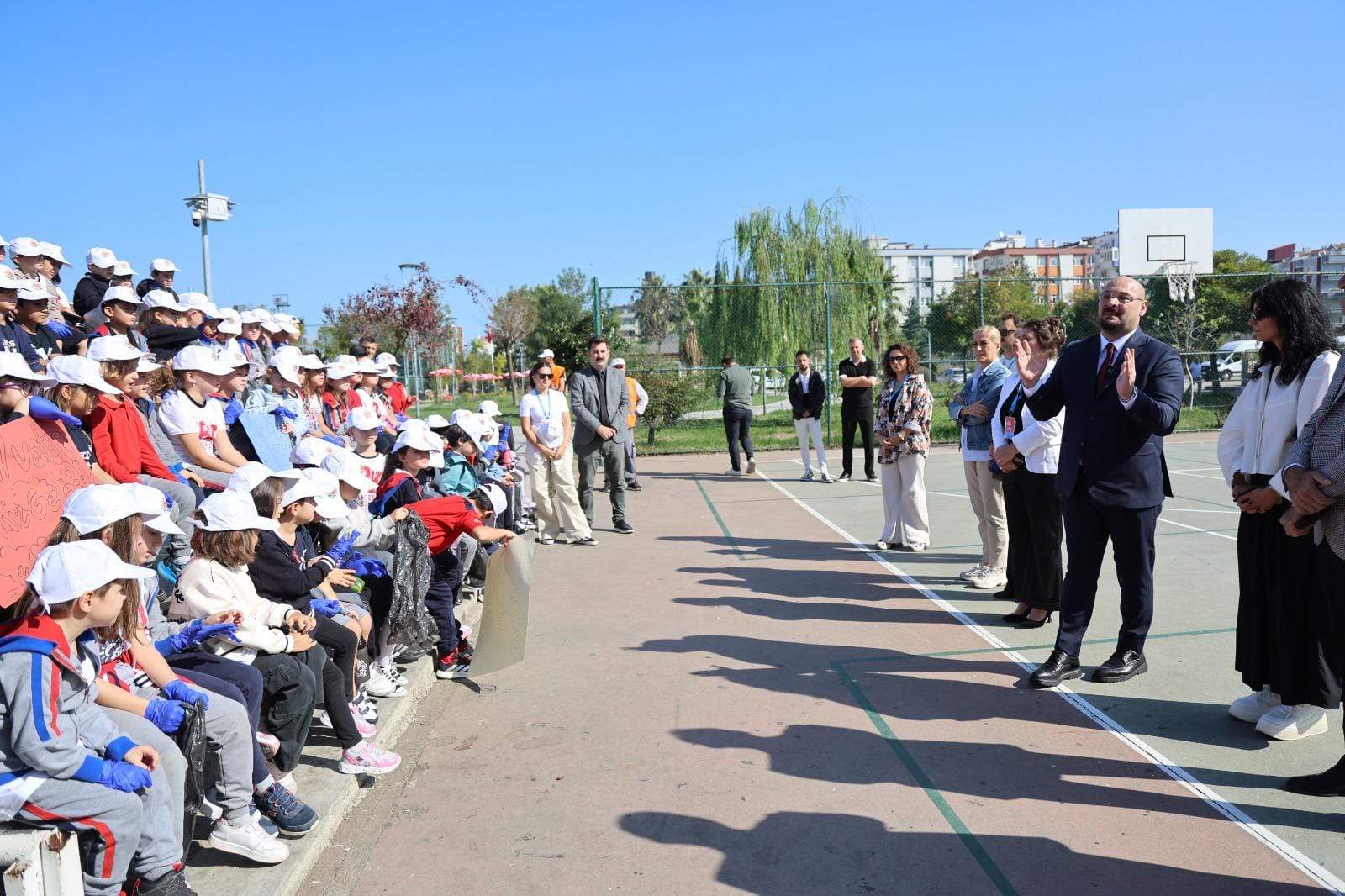 Başkan Türkel, çevre dostu öğrencilerle çöp topladı