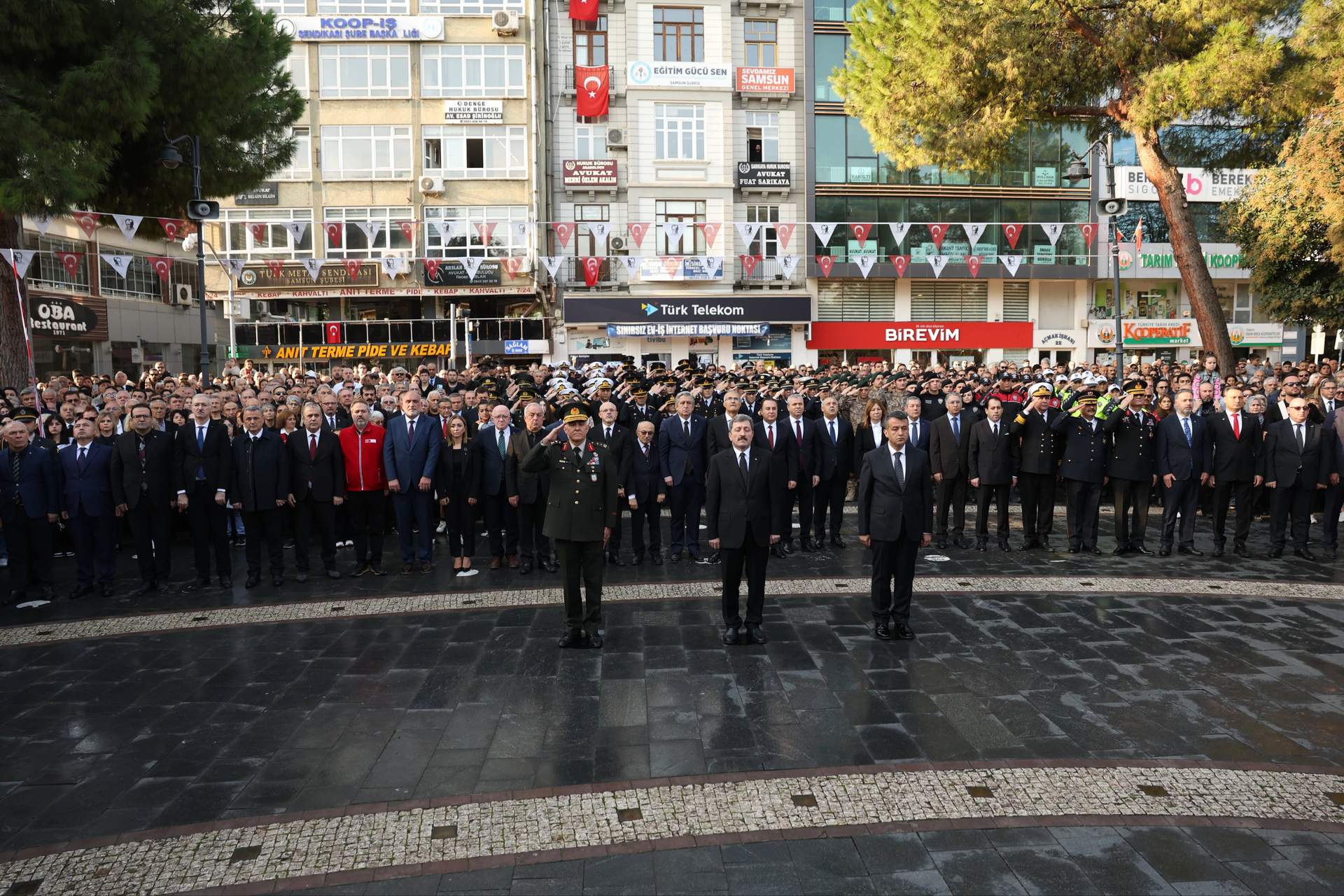 Türkiye Ata’sını andı! Saat 9'u 5 geçe hayat durdu