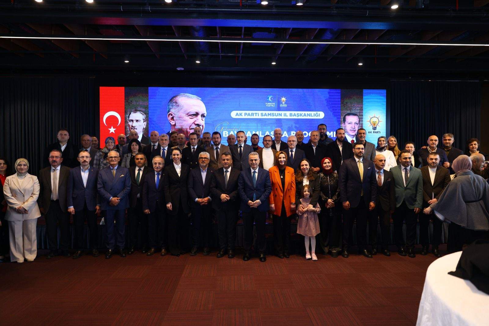 AK Parti bayramlaşma töreninde gövde gösterisi yaptı