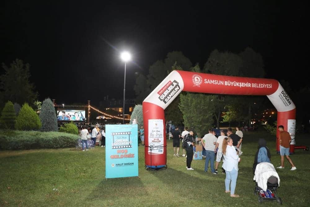 Açık hava sinemasına yoğun ilgi sürüyor!