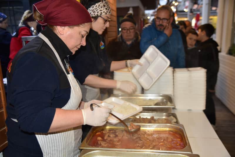 Atakum Belediyesi Ömer Halisdemir Parkında İftar Sofrası Kuruyor