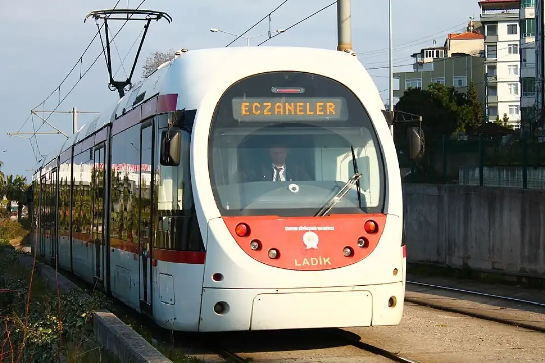 Samsun’un yeni kırmızı-beyaz tramvayı Tekkeköy'de! Yüzde 74 yerli araç raylara iniyor