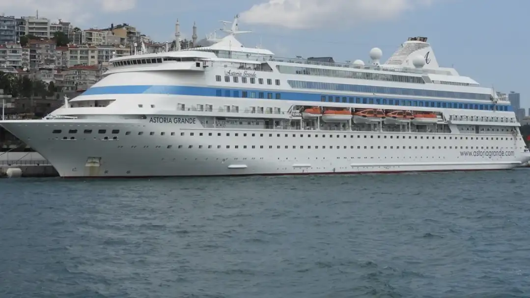 Astoria Grande yolcu gemisi 1006 yolcusu 458 personeliyle Samsun'da