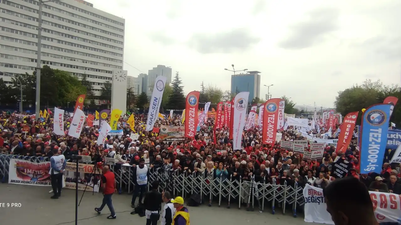 Karadeniz’de Sağanak Altında 1 Mayıs: Meydanlar Emeğin Gücüyle İnledi!