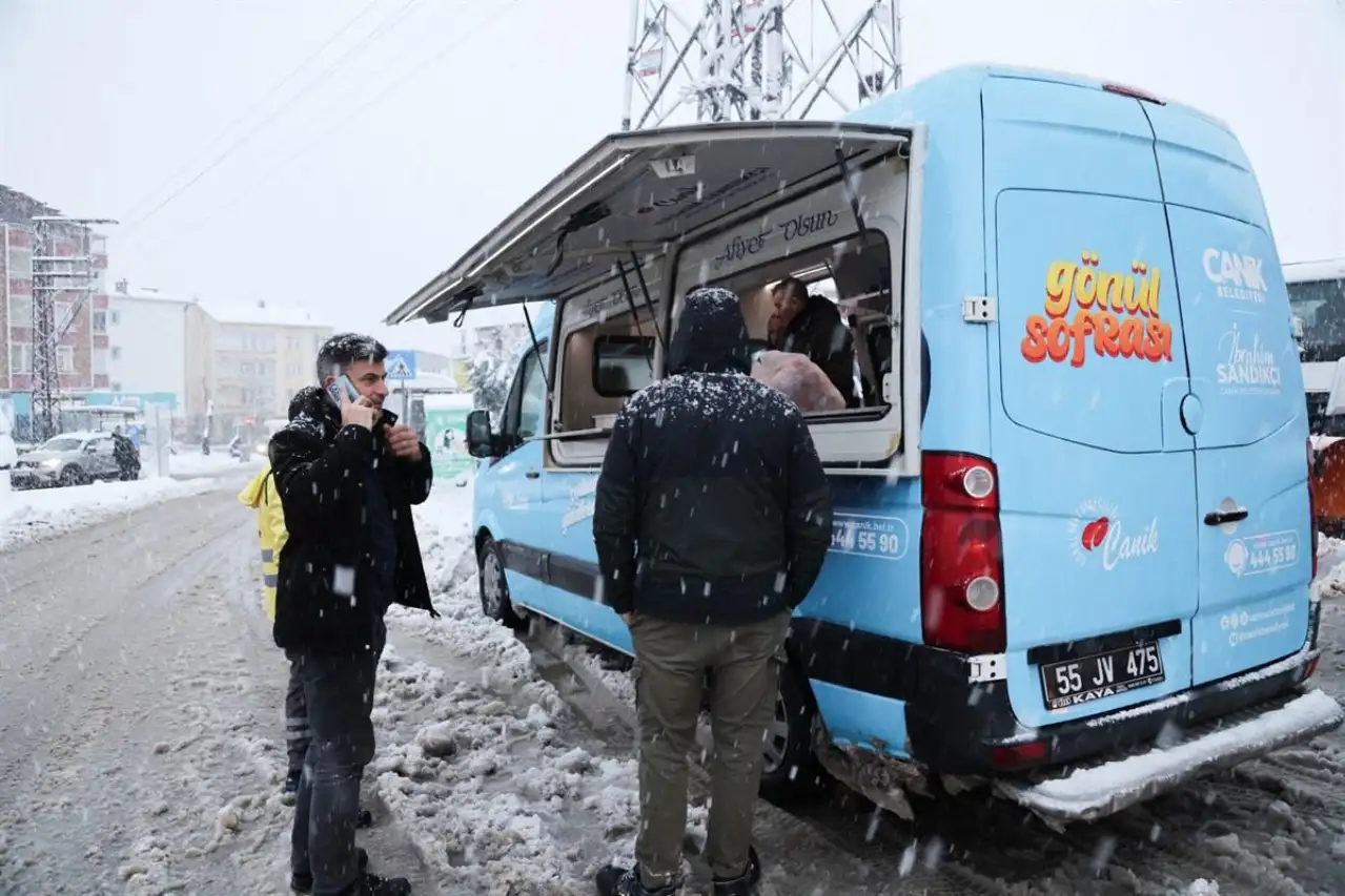 Canik’te Kar'da Sıcak Çorba Servisi!