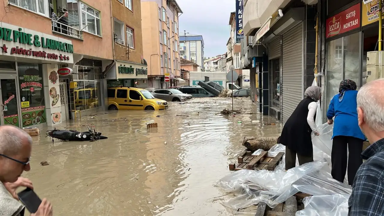 Havza'daki Sel Felaketi Sonrası Yetkililerden Mesaj: "Devletimiz Vatandaşımızın Yanında"