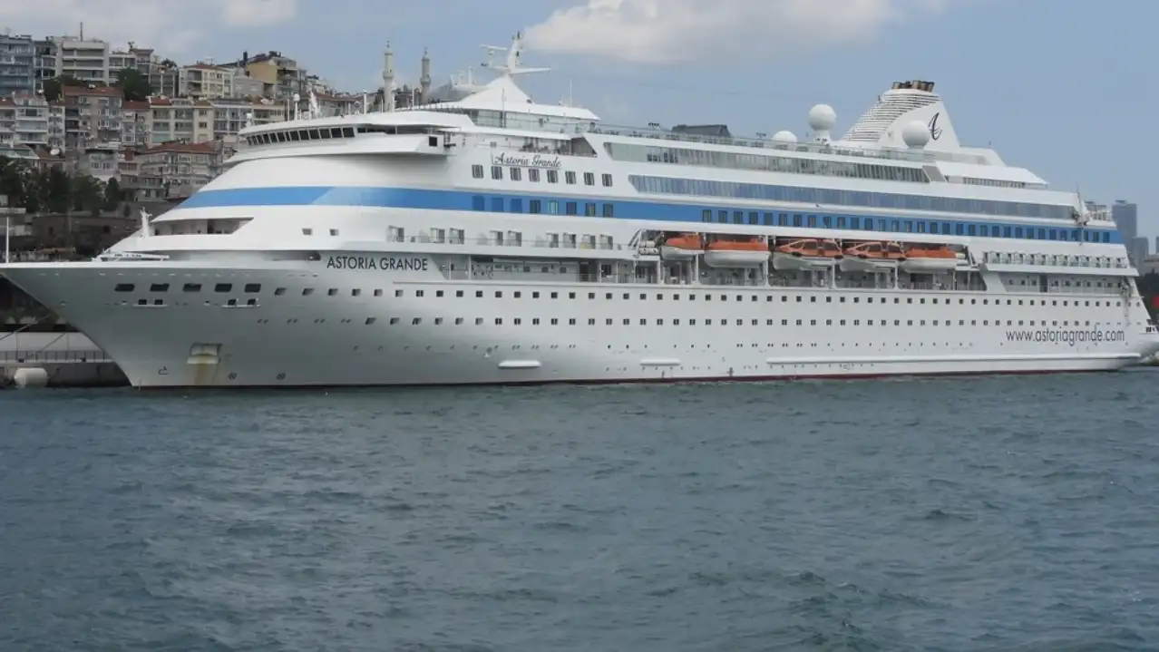 Astoria Grande yolcu gemisi 1006 yolcusu 458 personeliyle Samsun'da