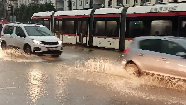 Samsun'da Sağanak Felaketi: Atakum Göle Döndü, Havza'yı Sel Vurdu!